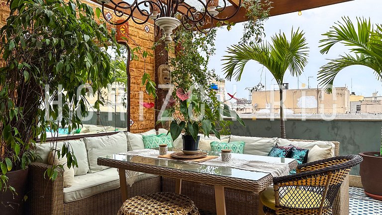 Charmosa cobertura com decoração estilo marroquina