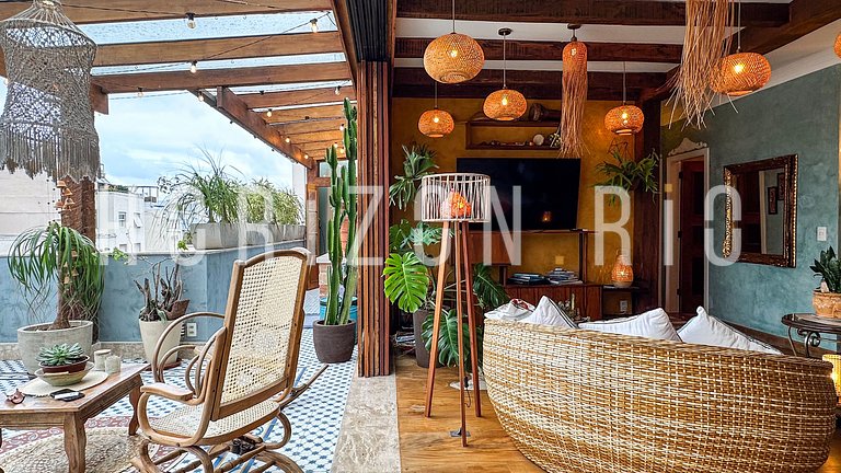 Charmosa cobertura com decoração estilo marroquina