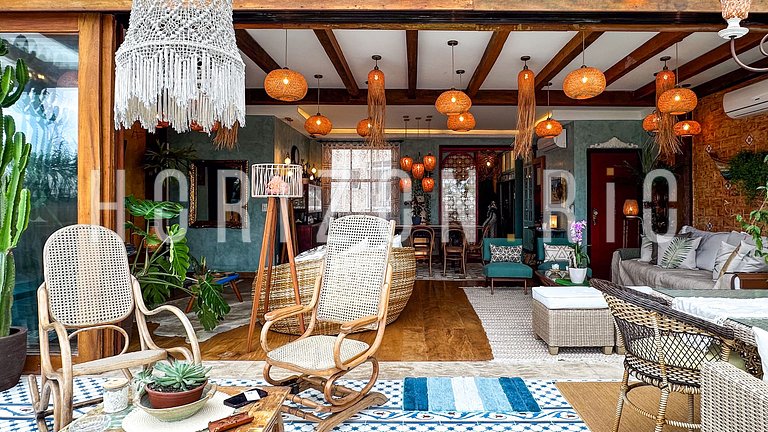Charmosa cobertura com decoração estilo marroquina