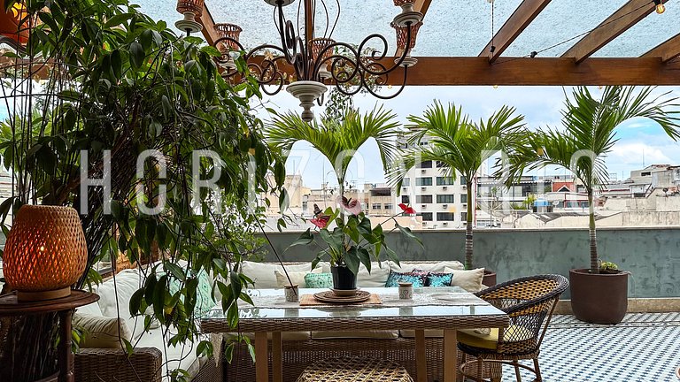 Charmosa cobertura com decoração estilo marroquina