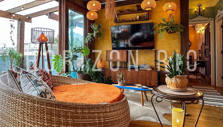 Charmosa cobertura com decoração estilo marroquina