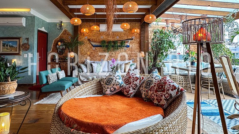 Charmosa cobertura com decoração estilo marroquina