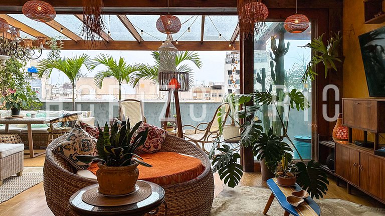 Charmosa cobertura com decoração estilo marroquina