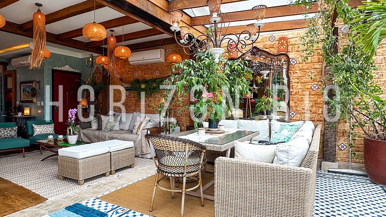 Charmosa cobertura com decoração estilo marroquina