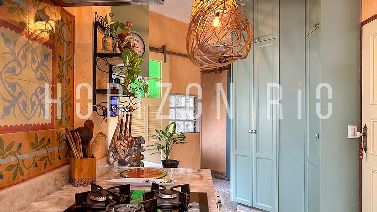 Charmosa cobertura com decoração estilo marroquina