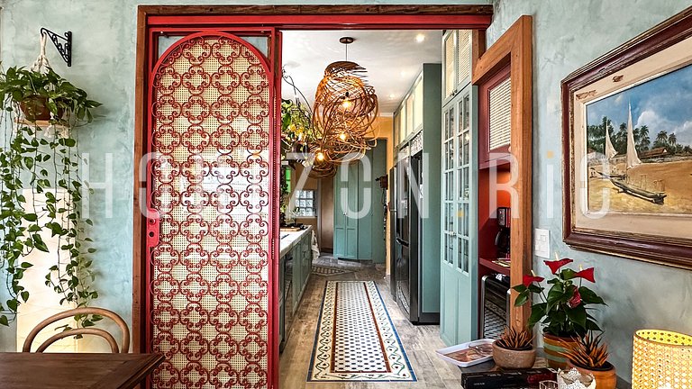 Charmosa cobertura com decoração estilo marroquina