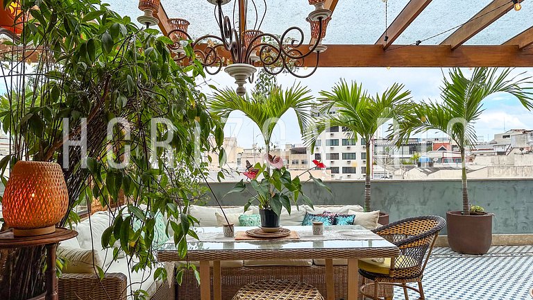 Charmosa cobertura com decoração estilo marroquina