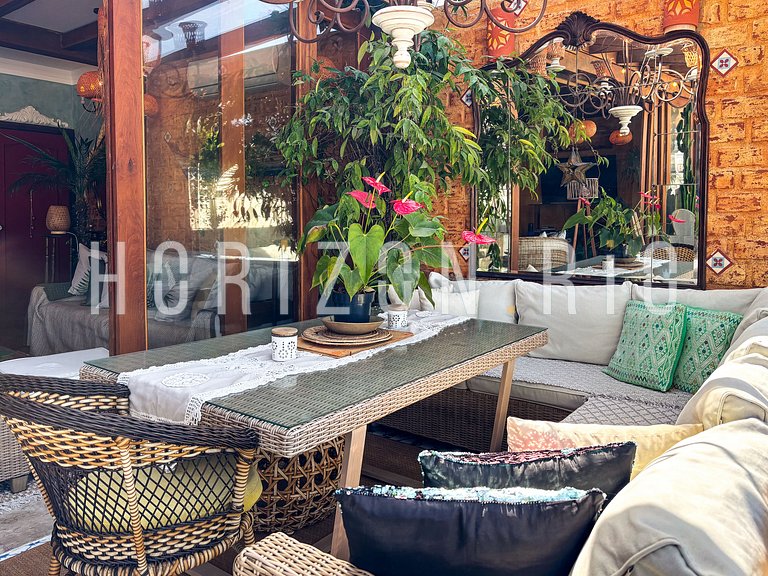 Charmosa cobertura com decoração mediterrânea em Ipanema RJ