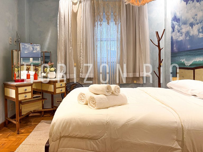 Charmosa cobertura com decoração mediterrânea em Ipanema RJ