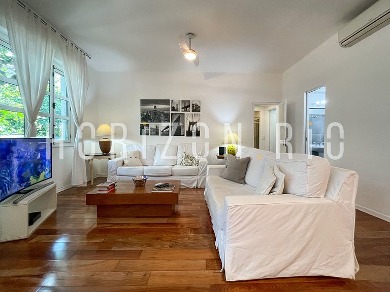 Vacation Rental: 2-Bedroom Apartment in Ipanema