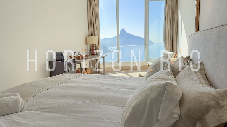 Luxurious 6-Suite House for Seasonal Rental in Joá