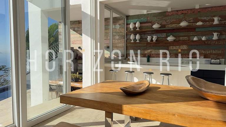 Luxurious 6-Suite House for Seasonal Rental in Joá