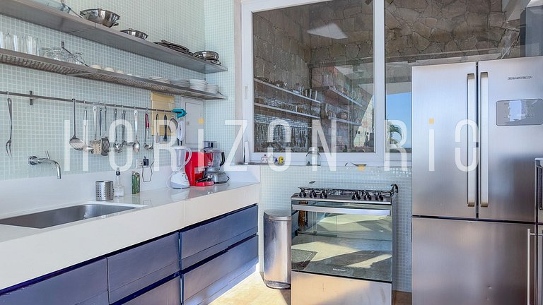 Luxurious 6-Suite House for Seasonal Rental in Joá
