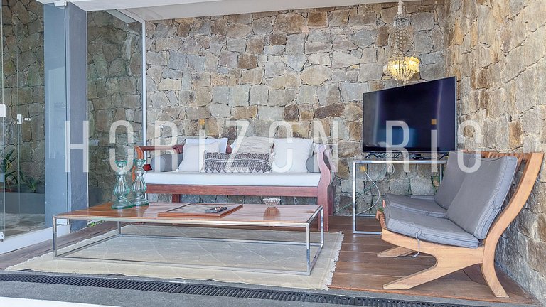 Luxurious 6-Suite House for Seasonal Rental in Joá