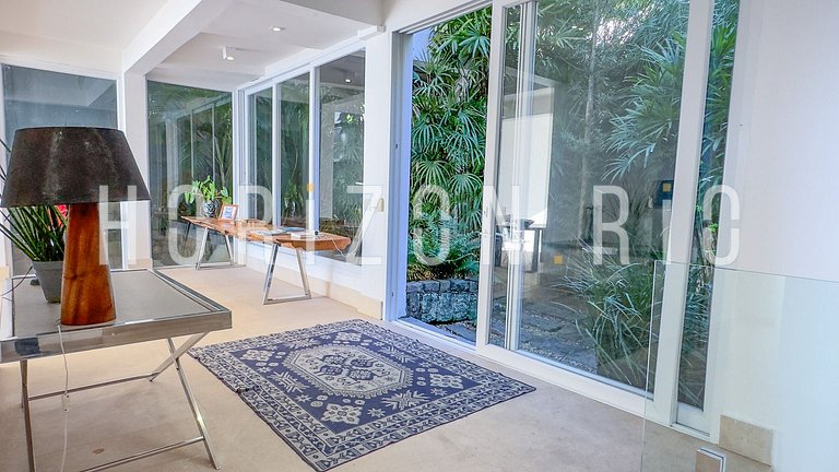 Luxurious 6-Suite House for Seasonal Rental in Joá