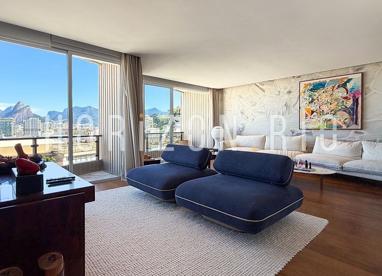 Contemporary Luxury: 3 Suites and Iconic Views