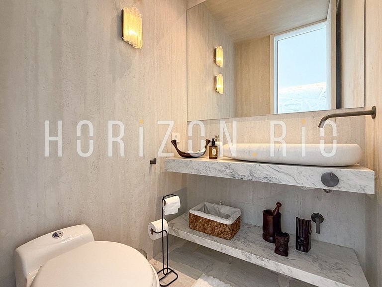 Contemporary Luxury: 3 Suites and Iconic Views