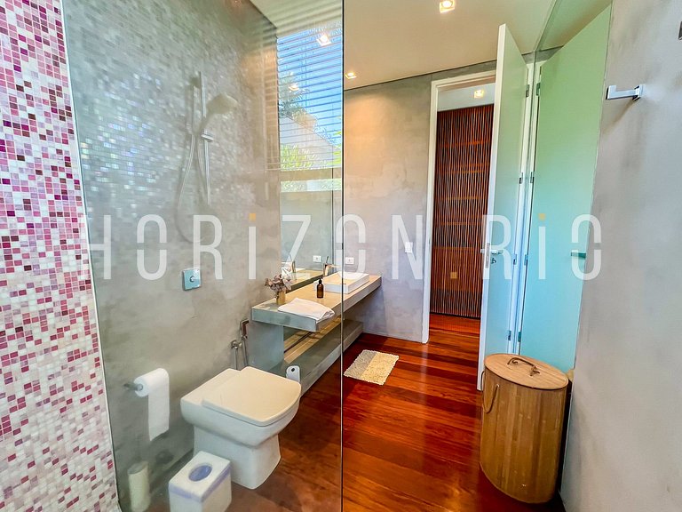 Luxuosa casa com 5 suítes em Joa, locação temporada