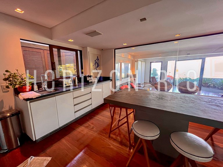 Luxuosa casa com 5 suítes em Joa, locação temporada