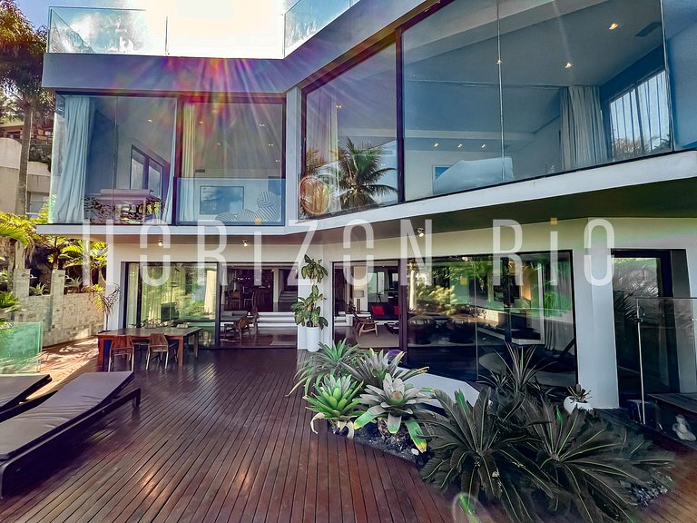 Luxuosa casa com 5 suítes em Joa, locação temporada