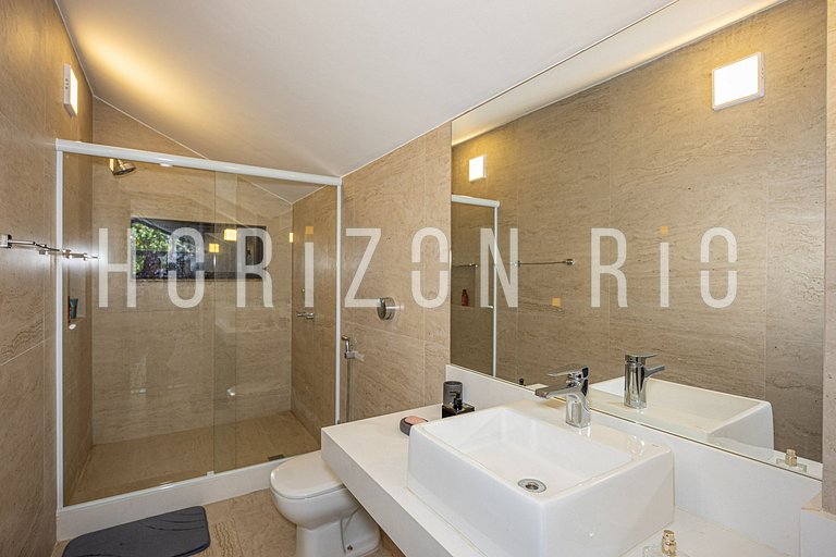 Mansão de 7 Suítes a Pé da Praia · Piscina · Barra